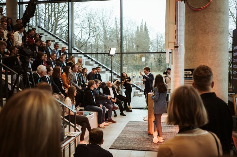 moonshots & moneten: Gute Kontakte in die Szene