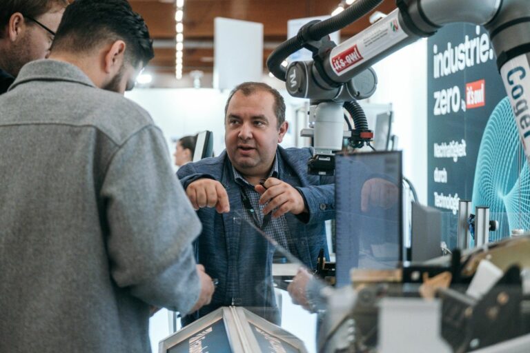 it’s OWL: Praxisnahe Einblicke in KI und Robotik